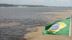アマゾン河合流点とブラジル国旗